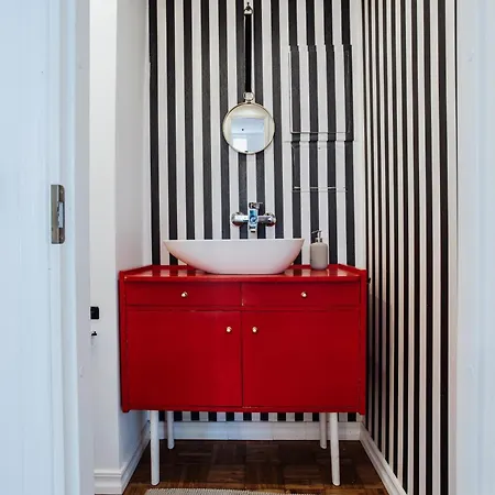 Spacious Near The Airport And Bus Station Lägenhet *