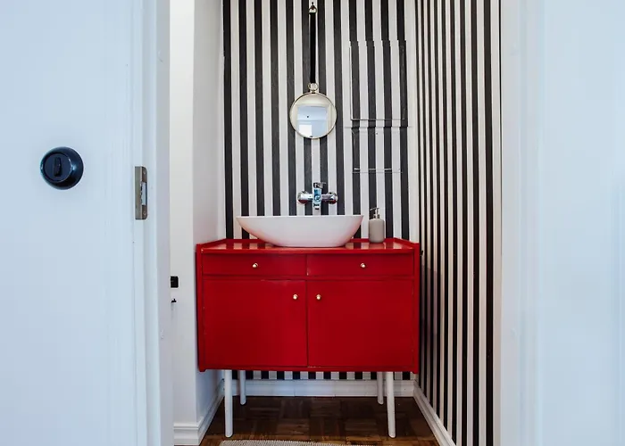 Spacious Near The Airport And Bus Station Lägenhet *