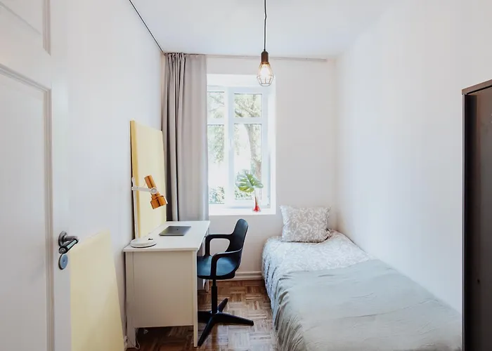 Spacious Near The Airport And Bus Station Lägenhet