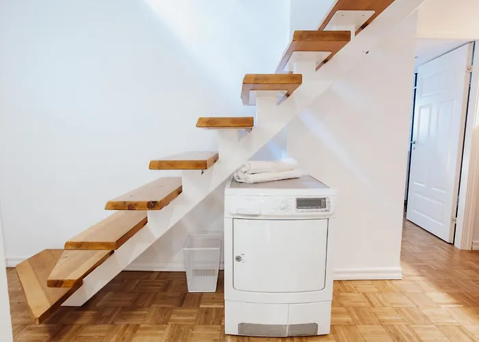 Spacious Near The Airport And Bus Station Lägenhet