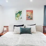 Spacious Near The Airport And Bus Station 아파트